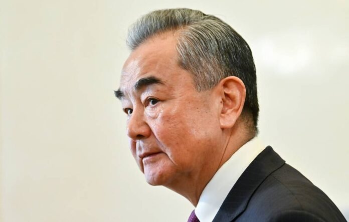 La Chine suit de près l’évolution de la guerre opposant les États-Unis et Israël à l’Iran, adoptant une position mêlant condamnation diplomatique et prudence stratégique. Pékin cherche à préserver ses intérêts économiques tout en évitant toute implication militaire directe dans le conflit.