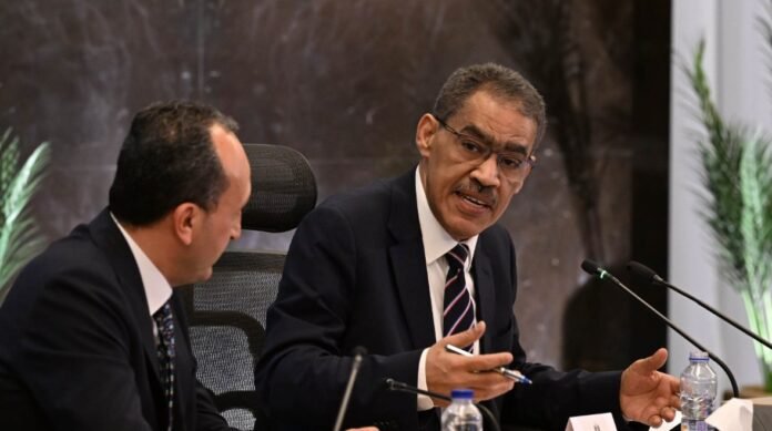 À la suite d’une invitation du ministre d’État égyptien à l’Information, le Dr Diaa Rashwan, le ministère d’État à l’Information ainsi que les organismes de régulation des médias en Égypte ont décidé de publier une déclaration conjointe au nom des entités suivantes : le ministère d’État à l’Information, le Conseil suprême de régulation des médias, l’Autorité nationale de la presse et l’Autorité nationale des médias — les institutions chargées d’organiser le travail journalistique et médiatique en République arabe d’Égypte.