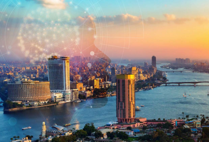 Alors que la guerre menée par les États-Unis et Israël contre l’Iran s’intensifie, l’économie mondiale est entrée dans une nouvelle phase de volatilité, avec des répercussions directes sur les économies du Moyen-Orient, y compris celle de l’Égypte. Face à la hausse des prix de l’énergie, aux fluctuations des marchés financiers et aux risques de perturbation du commerce mondial, le gouvernement égyptien a rapidement adopté un ensemble de mesures économiques préventives visant à protéger la stabilité financière et à garantir l’approvisionnement du marché intérieur.