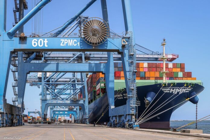 L’Égypte appelle les médias étrangers à faire preuve de rigueur dans leur couverture de l’incident ayant visé deux navires au port de Damiette, tandis que les autorités poursuivent leur enquête et confirment le fonctionnement normal du port.